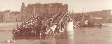 Horthy Milós híd felrobbantva